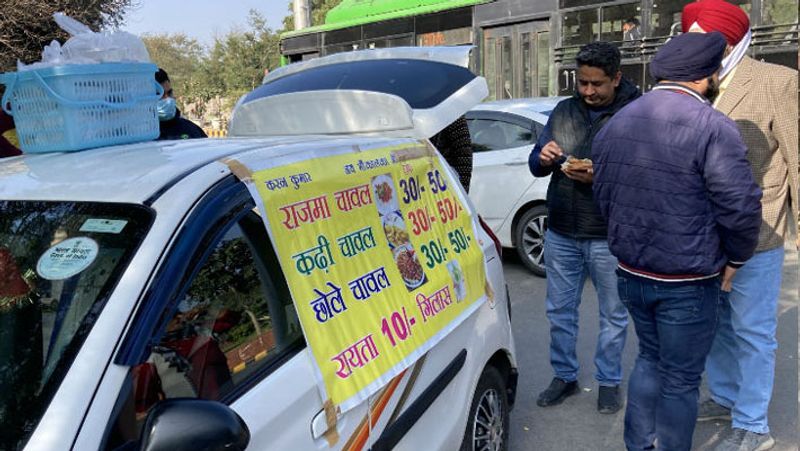 अमृता रोज 8 किलो चावल, ढाई किलो राजमा, 2 किलो छोले, 3 किलो कढ़ी और 5 किलो रायता बनाकर बेचती हैं। इनकी लोकप्रियता का अंदाजा इसी से लगा सकते हैं कि ये सुबह 11 बजे गाड़ी लेकर दुकान खोलते हैं और दोपहर 2 बजे तक सारा खाना खत्म हो जाता है। आगे पढ़ें इसी कपल की सक्सेस कहानी...
