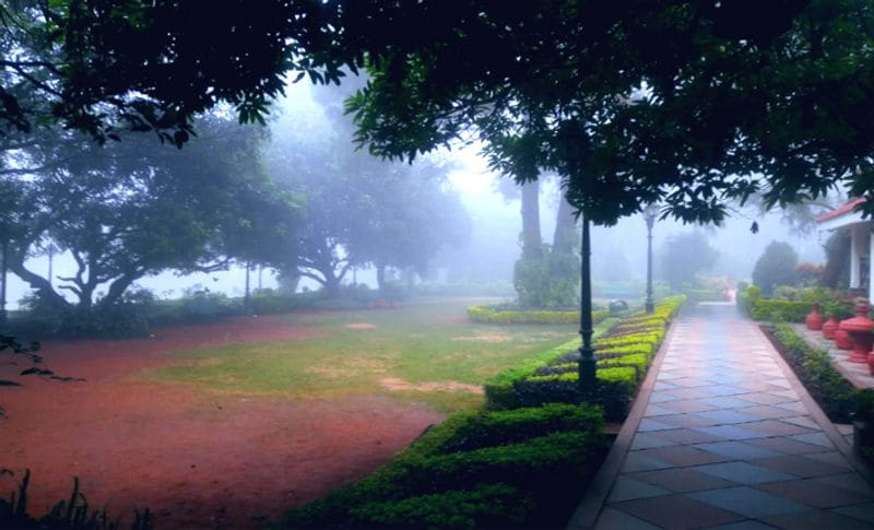 घने कोहरे और धुंध में पहाड़ों की रानी पचमढ़ी का नजारा बेहद खूबसूरत कर दिया है। यहां की सुबह धुंध सी लिपटी हुई नजर आ रही है। इसलिए तो लोग यहां आने के लिए वीकैंड की प्लानिंग करने लगे हैं। कड़कड़ाती ठंड के बावजूद बड़ी संख्या में यहां सैलानी आते हैं। 
