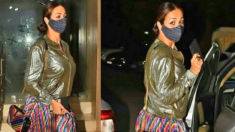 एक और यूजर ने लिखा- मलाइका तो किसी गिफ्ट रैपर की तरह लग रही हैं। एक और शख्स ने कहा- मलाइका खुद ही क्रिसमस ट्री बनके घूम रही हैं। बता दें कि इस दौरान मलाइका ने कोरोना गाइडलाइन का पालन करते हुए मास्क लगा रखा था। 