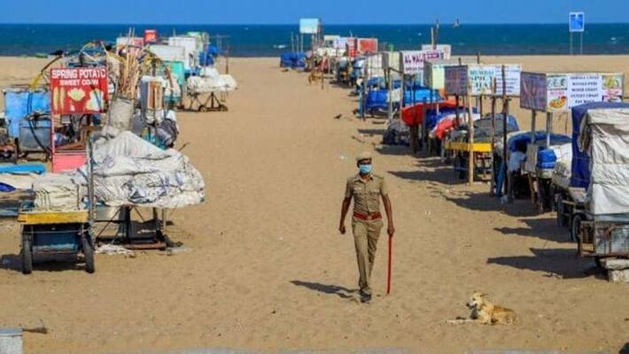 The deserted Marina Beach today is a holiday .. Police harass pedestrians .. The deserted Marina Beach today is a holiday .. Police harass pedestrians ..