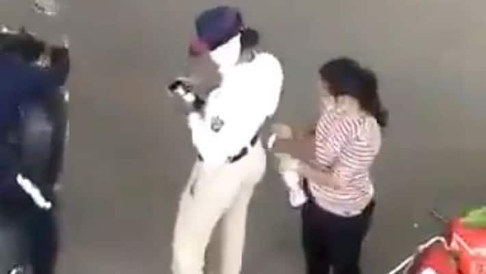 Weird Viral Video Mumbai Traffic Cop Taking Bribe-VPN Weird Viral Video Mumbai Traffic Cop Taking Bribe-VPN
