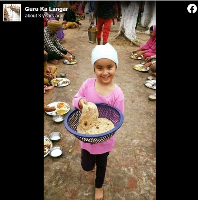 फैक्ट चेक
गूगल रिवर्स सर्च इमेज से हमने पाया कि, ये फोटो कम से कम तीन साल पुरानी है और इसका मौजूदा किसान आंदोलन से कुछ लेना-देना नहीं है।
वायरल फोटो को रिवर्स सर्च करने पर ये हमें ‘गुरु का लंगर’ नाम के फेसबुक पेज पर मिली। यहां इसे 14 जुलाई 2017 को शेयर किया गया था और इसमें बतौर लोकेशन हिमाचल प्रदेश के पांवटा साहिब गुरुद्वारा को टैग किया गया था। पांवटा साहिब गुरुद्वारा हिमाचल प्रदेश के सिरमौर जिले में है।