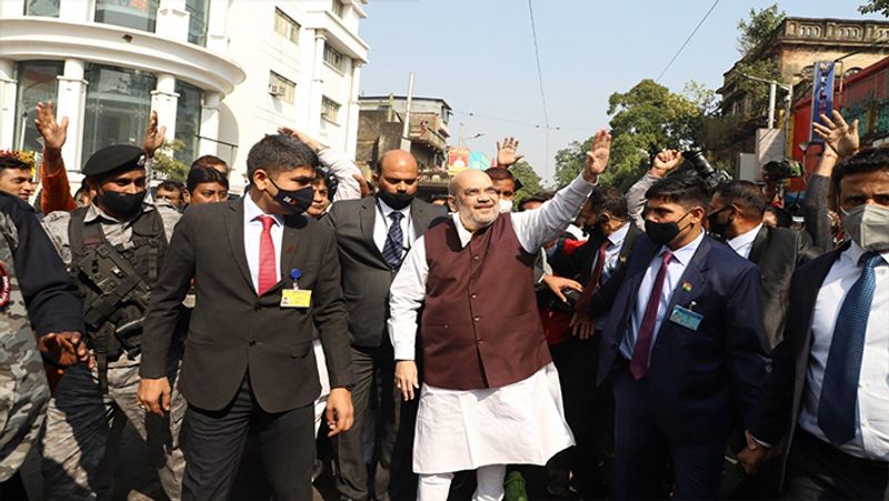 शनिवार सुबह तकरीबन साढ़े 10 बजे गृहमंत्री अमित शाह कोलकाता में पश्चिम बंगाल के नायक स्वामी विवेकानंद के पैतृक घर पहुंचे। यहां पर उन्होंने स्वामी विवेकानंद की प्रतिमा पर माल्यार्पण किया। यहां पर अमित शाह ने पत्रकारों को विक्ट्री साइन दिखाया। स्वामी विवेकानंद की प्रतिमा पर माल्यार्पण के बाद अमित शाह रामकृष्ण मिशन पहुंचे। यहां पर उन्होंने पूजा अर्चना की। 