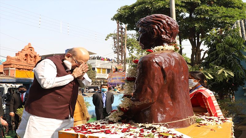 गृह मंत्री अमित शाह मिदनापुर में स्वतंत्रता सेनानी खुदीराम बोस के घर पहुंचे और उनके परिवार वालों से मुलाकात की। इससे पहले अमित शाह ने खुदीराम बोस की प्रतिमा पर माल्यार्पण किया। अमित शाह ने कहा कि उन्हें शहीद खुदीराम बोस के जन्मस्थान की मिट्टी को कपाल पर लगाने का सौभाग्य प्राप्त हुआ। अमित शाह ने कहा कि बंगाल के अंदर जो ओछी राजनीति करते हैं उन्हें मैं बताना चाहता हूं कि खुदीराम बोस जितने बंगाल के थे वे उतने ही पूरे भारत के थे। 