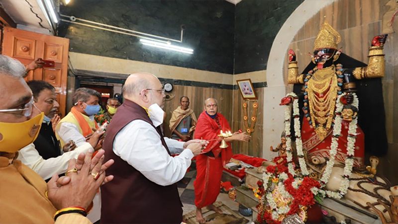 खुदीराम के परिवारवालों से मुलाकात के बाद अमित शाह सिद्धेश्वरी मंदिर पहुंचे।यहां पर उन्होंने देवी सिद्धेश्वरी की पूजा अर्चना की। इस दौरान बड़ी संख्या में बीजेपी कार्यकर्ता भी मौजूद रहे। यहां से अमित शाह एक आदिवासी किसान सनातन सिंह के घर पहुंचे और उनके यहां ही दोपहर का भोजन किया।

