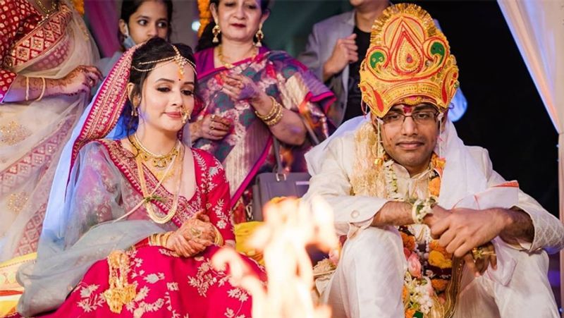 सुलगना और बिस्व कल्याण ने अपनी शादी की फोटोज सोशल मीडिया पर शेयर की हैं। अचानक दोनों की शादी की सामने आई फोटोज को देखकर फैन्स हैरान तो है ही साथ में खुश भी है। 