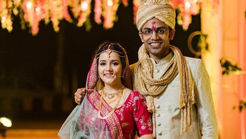 बिस्व ने फोटो शेयर कर लिखा- बिस्व एक शादीशुदा आदमी है। बिस्व यूट्यूबर है और वे कनन गिल के साथ शो के दौरान लोकप्रिय हुए। 