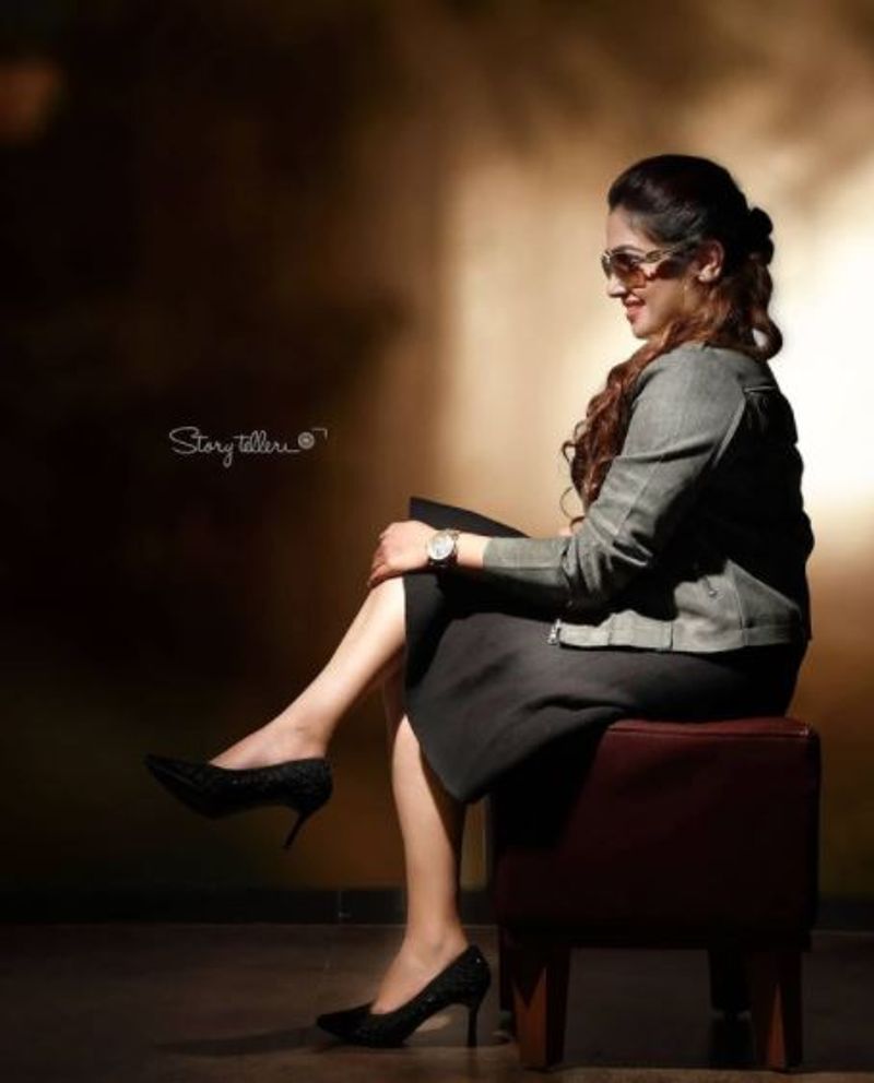 abiyum nanum seriyal actress vidya vinu mohan modern dress photo