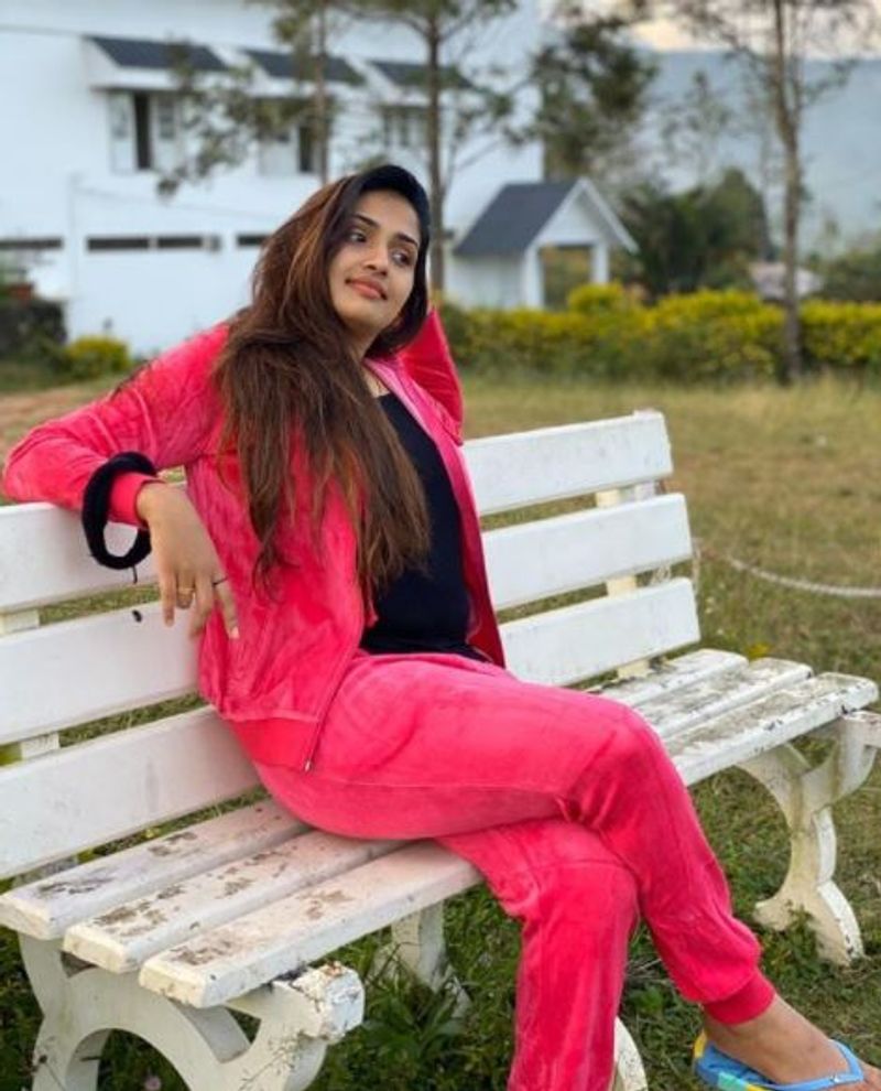 abiyum nanum seriyal actress vidya vinu mohan modern dress photo