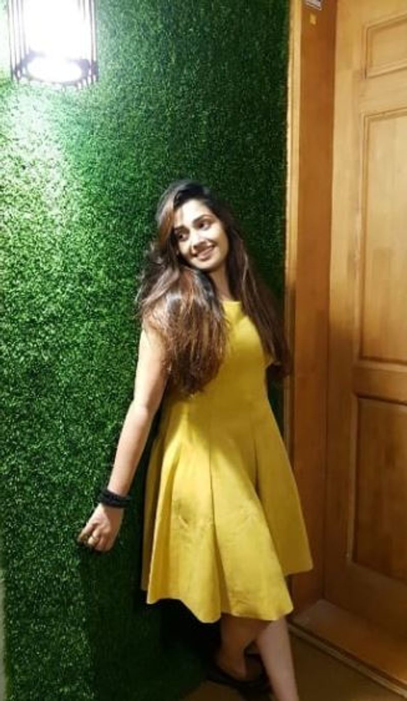 abiyum nanum seriyal actress vidya vinu mohan modern dress photo
