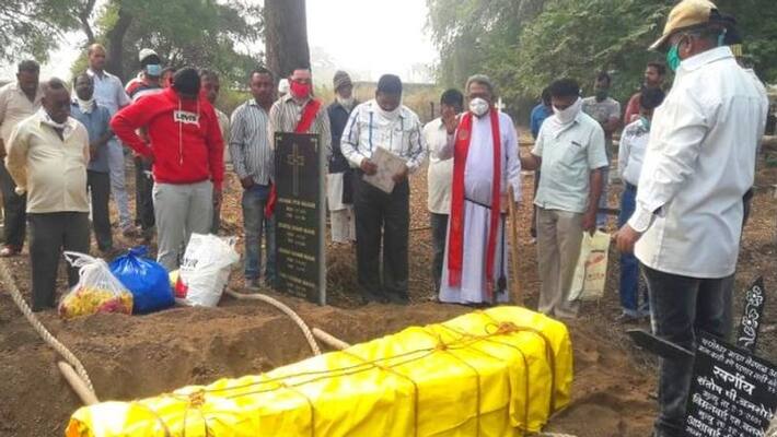maharashtra news emotional story covid-19 victims mother buried twice in nashik kpr maharashtra news emotional story covid-19 victims mother buried twice in nashik kpr