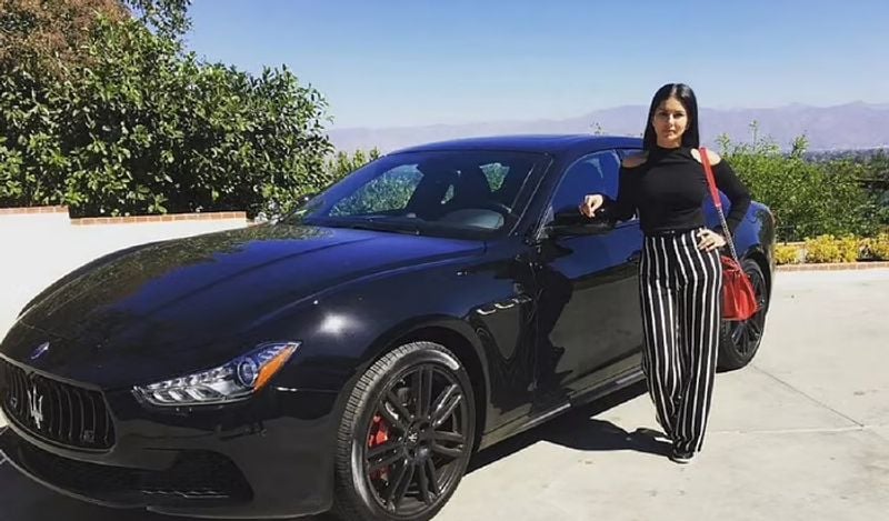 उनके पास Maserati की कई कारें हैं। जैसे- Maserati Quattroporte, Maserati Ghibli Nerissimo है। 