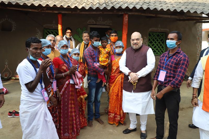 amit shah had lunch in west bengal farmer house with bjp leaders