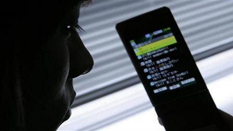 स्टेट बैंक के अलावा अब दूसरे बैंक भी यह सुविधा दे रहे हैं। इनमें सरकारी बैंक और प्राइवेट बैंक भी शामिल हैं। अब ज्यादातर लोग ऐप के जरिए ही पेमेंट और दूसरे ट्रांजैक्शन करना पसंद कर रहे हैं। बहरहल, बिना लॉग इन किए ऐप के जरिए पेमेंट करने की सुविधा पहली बार स्टेट बैंक ऑफ इंडिया ने ही दी है। (फाइल फोटो)