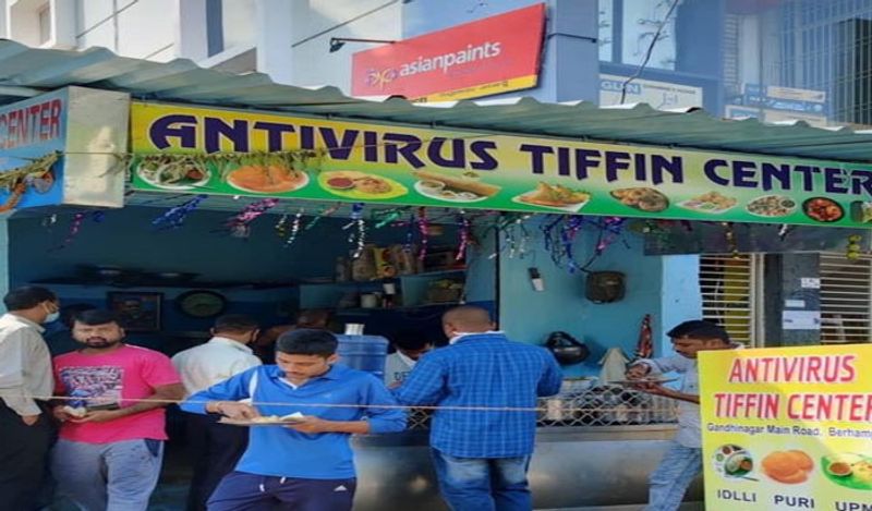 बता दें कि कुछ समय पहले सोशल मीडिया पर एंटी वायरस टिफ़िन सेंटर की तस्वीर काफी वायरल हुई थी। ये सेंटर बरहमपुर के गांधीनगर मेन रोड पर था। यहां लोग नाश्ते का लुत्फ़ उठाने आते हैं। 