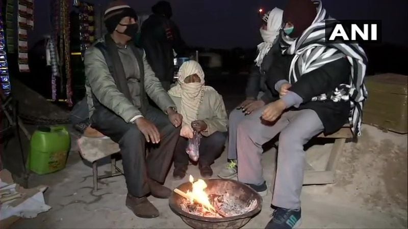 दिल्ली में आज न्यूनतम तापमान गिरकर 3.4 डिग्री सेल्सियस तक रिकार्ड किया गया। वहीं, मीडिया रिपोर्ट्स के मुताबिक श्रीनगर में भी इस मौसम का सबसे न्यूनतम तापमान दर्ज किया गया। हिमाचल प्रदेश के केलांग में तापमान शून्य से नीचे 12.1 डिग्री सेल्सियस पर चला गया।
