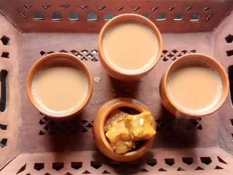 तो इस मुश्किल के हल के लिए हम आपको बता रहे हैं कि कैसे बिना फटे गुड़ की चाय बनाई जाती है- 