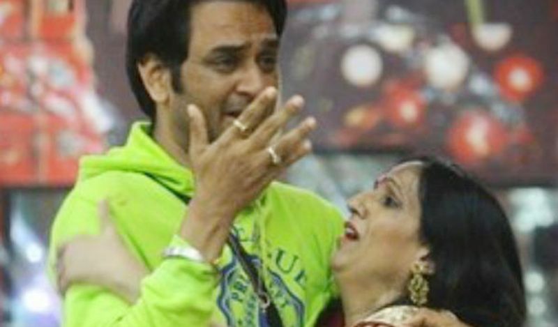 सलमान ने इस दौरान हर कंटेस्टेंट से एक-एक करके पूछा कि अगर कोई उनके माता-पिता को उनकी लड़ाई के बीच घसीटता है तो वो क्या करेंगे? इसके जवाब में कुछ ने कहा कि वो भी विकास की तरह जवाब देंगे तो कुछ ने कहा कि वो धक्का नहीं देंगे, लेकिन अन्य तरीकों से उन्हें सबक जरूर सिखाएंगे।
