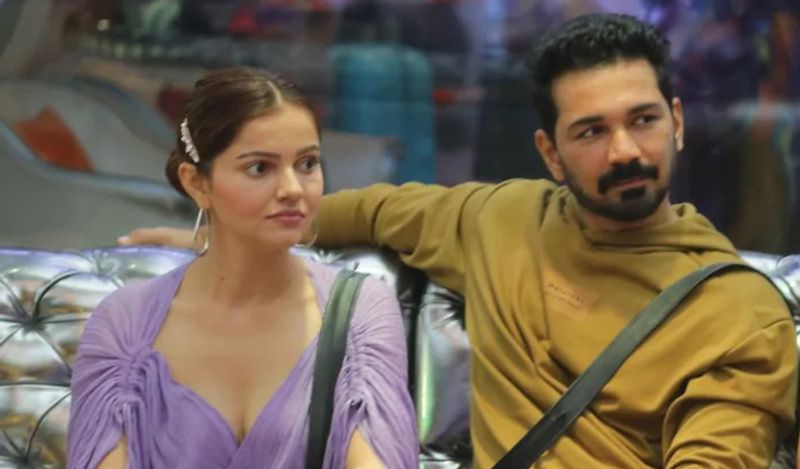 रुबीना ने सलमान से ये भी कहा कि अर्शी ने विकास की निजी जिंदगी को लेकर कई बातें कही, जिससे वो पूरी तरह टूट गया था। विकास को मानसिक रूप से प्रताड़ित किया गया।