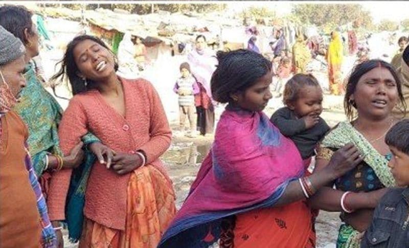 जब तक मां-बाप घर पहुंचे तो उनको दोनों बेटे जलकर खाक हो चुके थे, वहां सिर्फ राख नजर आ रही थी। मासूमों की मां इस राख को हथेली में रख बिलख रही थी। वहीं पिता का भी रो-रोकर बुरा हाल है। दोनों बार-बार यही कह रहे हैं कि हम कितने अभागे मां-बाप हैं जो अपने ही बच्चों का चेहरा तक नहीं देख पाए।