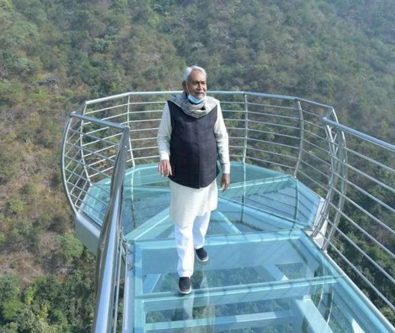 सीएम नीतीश कुमार ने एक दिन पहले राजगीर में बन रहे नेचर सफारी और जू सफारी का जायजा भी लिया। इस दौरान सीएम ने कहा कि मार्च 2021 तक इसे पर्यटकों के लिए खोल दिया जाएगा।