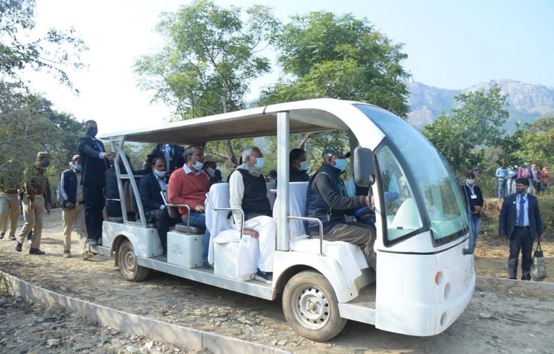 नीतीश कुमार ने कहा कि यहां सुरक्षा से किसी भी तरह से खिलवाड़ नहीं किया जाएगा। पुलिसबलों की भी तैनाती रहेगी। साथ ही ब्रिज की देखरेख के लिए टेक्नीशियन भी हमेशा मौजूद रहेंगे।