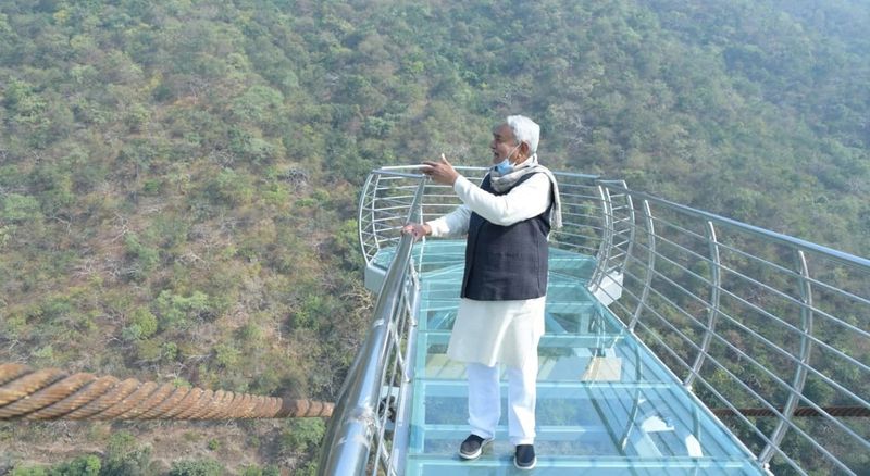मीडिया रिपोर्ट्स के मुताबिक यह शीशे का ब्रिज चीन के हांगझोऊ प्रोविंस की तर्ज पर बना है। इसपर एक बार में 40 पर्यटक जा सकते हैं।