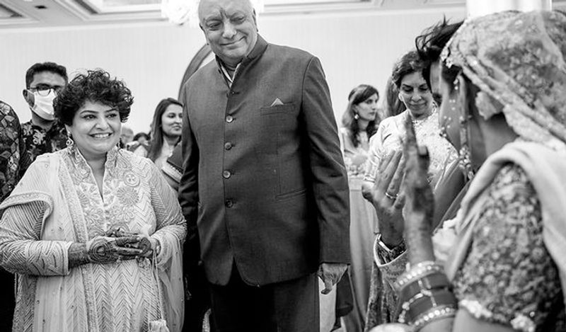 बता दें, इससे पहले काजल ने अपनी सास के साथ भी तस्वीरें इंस्टाग्राम पर शेयर की थी। काजल की वो तस्वीरें उनकी शादी के दौरान की थी। शेयर की गई फोटोज में सास और बहू के बीच अच्छी बॉन्डिंग देखी जा सकती है। 