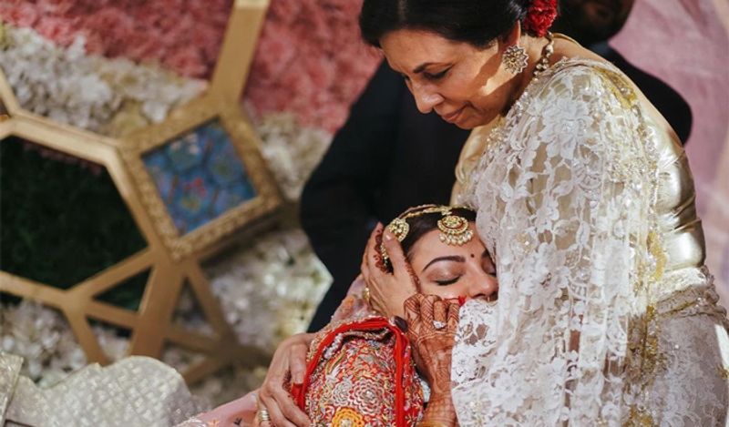 इसके साथ ही काजल ने सास धीरा किचलू को टैग भी किया है। काजल की बहन निशा अग्रवाल ने भी इन तस्वीरों पर कमेंट करते हुए लिखा था कि 'हैप्पी बर्थडे धीरा आंटी।'