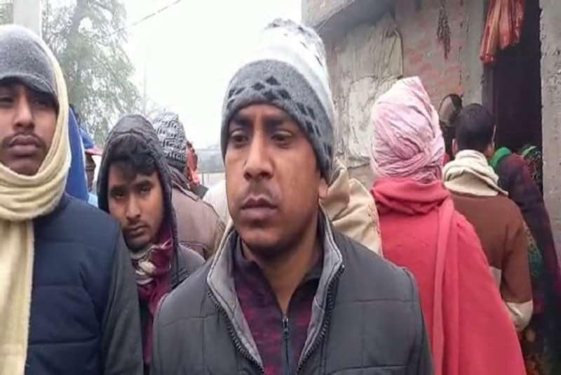 सास द्वारा देखते ही दुल्हन घर से निकल कर भागने का प्रयास करने लगी। तभी,लोगों ने उसे पकड़ लिया और पुलिस को सूचना दी।
