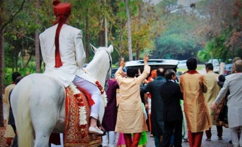 तीन दिन बाद नवीन अपने दोस्तों को रिस्तेदार और परिवार के सदस्य बनाकर बारात में उमरिया ले गया। जयमाला के दौरान खंडवा से उमरिया पहुंचे पहली पत्नी के एक रिश्तेदार जब वर-वधु को आर्शीवाद देने के लिए स्टेज पर पहुंचे तो दूल्हा बने नवीन को देख स्तब्ध रह गए। उनको नवीन पर शक हुआ और पूजा और उसके पिता को यह बात बताई, लेकिन उनको यह सच नहीं लगा। तो रिश्तेदार ने फोटो खींच उनको भेज दिया। जिसे देखकर वह शॉक्ड थे, उन्होंने तुंरत नवीन के पिता को फोन किया तो वह बोले उनका बेटा नवीन तो भोपाल का बोलकर घर से गया है। जिसपर पूजा के परिजन भी घबरा गए और पुलिस को फोन लगा दिया। लेकिन पर्दाफाश होते ही नवीन भाग निकला।