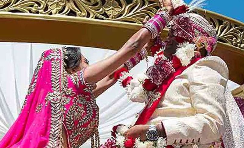 बता दें कि नवीन की पहली शादी खंडवा के मोहन पांचाल की बेटी पूजा (25) से 2 दिसंबर को पूरे हिंदू रीति रिवाज के साथ सपन्न हुई थी। जिसका रिश्ता नवीन के पिता अनिल पांचाल ने करीब 4 महीने पहले तय हुआ था। इस विवाह में दोनों के सभी मेहमान शामिल हुए थे। जहां लड़की के पिता ने अपनी इकलौती बेटी के विवाह में कोई कसर नहीं छोड़ते हुए 10 लाख से ज्यादा रुपए खर्च किए। 3 दिसंबर को बारात विदा होकर इंदर पहुंच गई। इसके बाद नवीन ने अपनी नई-नवेली पत्नी पूजा से कहा कि वह किसी काम से भोपाल जा रहा है एक दो दिन में आ जाएगा।