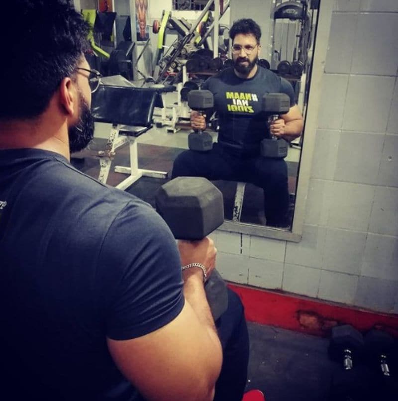इसलिए उन्होंने अपनी डाइट पर काम करना शुरू किया और जंक फूड, शराब, शुगर ड्रिंक, हाई कैलोरी फूड को बिल्कुल खाना बंद कर किया।
इसके बाद फिजिकल एक्टिविटी के रूप में एरोबिक एक्सरसाइज और रेजिस्टेंस ट्रेनिंग करना शुरू किया। धीरे-धीरे मेहनत रंग लाती रही और मनोरंजन ने 138 किलो में से 55 किलो वजन घटा लिया। हलांकि उन्हें सुपरफिट होने में 3-4 साल का समय लगा। पर आज वो एक दमदार फिटनेस ट्रेनर और कोच बन गए हैं।
