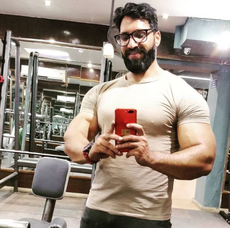 वह हमेशा देखते हैं कि युवाओं में पेशेंस की कमी है। इस कारण वे जल्दी से जल्दी रिजल्ट पाना चाहते हैं। लेकिन उसके लिए मेहनत नहीं करना चाहते। यह पूरी तरह से गलत है। फिटनेस का कोई शॉर्टकट नहीं है। इसलिए पेशेंस रखें और रिजल्ट का इंतजार करें। यदि आपने वर्कआउट और डाइट ईमानदारी से फॉलो की है तो आपको रिजल्ट भी मिलेंगे।
