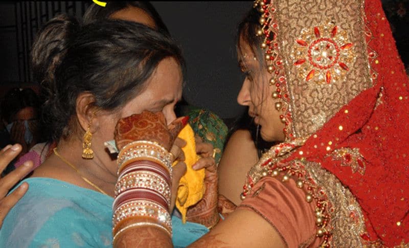वहीं जब पहली दुल्हन पूजा के माता-पिता ने जब दूसरी दुल्हन नंदिता से इस बारे में बात की तो वह कहने लगी की हमारी शादी करीब दो महीन पहले तय हुई थी। एक माह पहले तो शादी के कार्ड तक छप चुके थे। उसने यह विवाह कोई जबरदस्ती नहीं किया कि बल्कि मेरी भी मर्जी है। लेकिन मुझे यह नहीं पता था कि उसने पहले भी कोई शादी कर ली है। फिलहाल पुलिस ने आरोपी नवीन के खिलाफ धोखाधड़ी का मामला दर्ज उसकी तलाश शरु कर दी है।