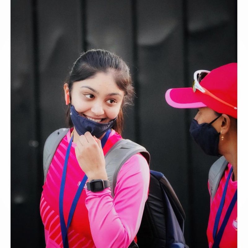 స్మృతి మంధాన 11 పరుగులు చేయగా యంగ్ ఓపెనర్ సఫాలీ శర్మ 23 పరుగులు చేసింది. హెర్లీన్ డియోల్ 47 బంతుల్లో 6 ఫోర్లతో 52 పరుగులు చేయగా జెమీమా రోడ్రిగ్స్ 27 బంతుల్లో 3 ఫోర్లతో 30 పరుగులు చేసింది.