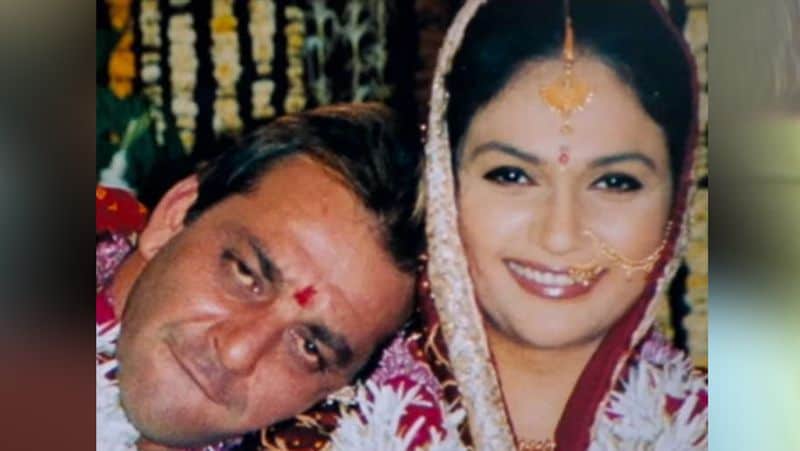 हिरानी ने कुछ साल पहले दिए एक इंटरव्यू में बताया था- फिल्म के आखिर में मुन्नाभाई (संजय दत्त) और सुमन (ग्रेसी सिंह) की शादी की एक फोटो दिखानी थी। सिर्फ एक फोटो की शूटिंग के लिए 40-50 हजार का खर्चा होने वाले थे, जिसके लिए वे तैयार नहीं थे। पुणे में जिस जगह फिल्म की शूटिंग चल रही थी, उसके कुछ ही दूरी पर एक शादी हॉल था। हिरानी ने अपने असिस्टेंट को भेजकर हॉल के मैनेजर से शूटिंग के लिए जगह मांगी, जिसके लिए वे राजी हो गए।