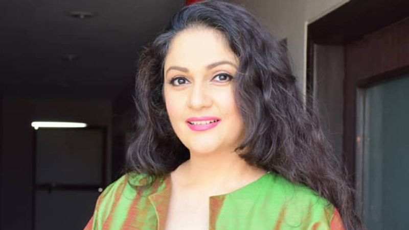 फिल्मों में गुंजाइश न देखते हुए उन्होंने इंडस्ट्री से दूरी बना लीं और दोबारा टीवी पर एंट्री कीं। उन्होंने संतोषी मां शो में लीड रोल प्ले किया। इससे उन्हें पहचान मिली। ग्रेसी सिंह ने 2009 में डांस अदादमी शुरू की थी, जहां वे डांस सिखाती है।