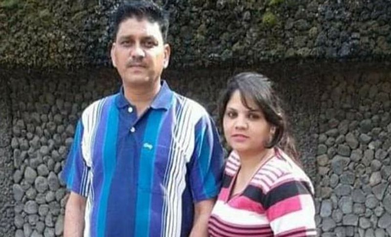 लड़की ने यह लव लेटर अपने प्रेमी डीजे के लिए लिखा था, लेकिन वह दे नहीं पाई थी। जिसमें लिखा है कि ''सिर्फ 5 मिनट ही सही कम से कम आपसे (डीजे) एक मुलाकात तो हुई। आपसे हुई इस मुलाकात जिंदगी के सबसे कीमते और मीठे पल हैं। मैं चाहती हूं कि वो पल कुछ लम्हों के लिए वहीं ठहर जाएं। क्योंकि वो वापस कभी नहीं आ सकते हैं। आपके लिए जिंदगी कुर्बान है। अगर आप मेरे नहीं हुए तो मैं आपको किसी का नहीं होने दूंगी। मैं चाहती हूं कि हम दोनों के बीच कभी कोई नहीं आए। अगर जो भी आएगा उसका अंजाम बुरा होगा। मुझे सोच समझकर बहुत मजा आ रहा है। इसलिए किसी को भी दोनों की जिंदगी के बीच में नहीं आने देंगे'' (मृतक आरक्षक ज्योति शर्मा और उनकी पत्नी नीलम)