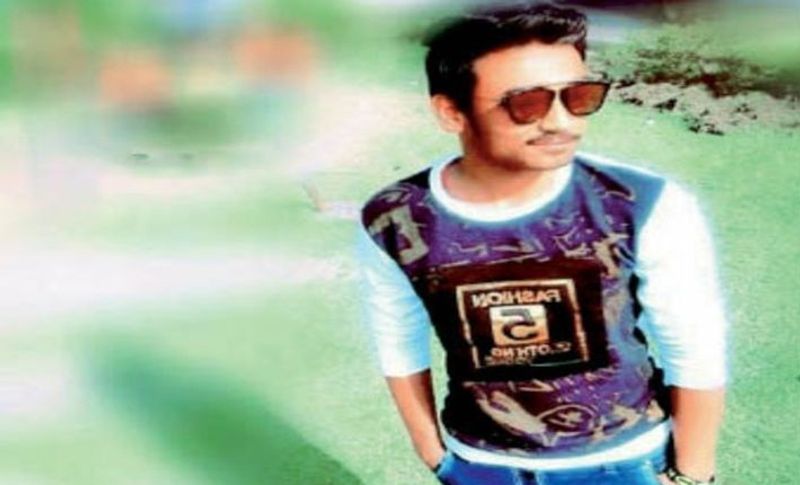 बता दें कि लड़की ने कबूल कर लिया है कि उसने प्रेमी डीजे के सात मिलकर ही अपने मम्मी पापा का कत्ल किया था। साथ ही यह भी कहा कि उनको रास्ते से हटाने का यह प्लान वह पिछले दो दिन से बना रहे थे। पुलिस ने बेटी को नाबालिग होने के चलते बाल सुधार गृह भेज दिया है, वहीं प्रेमी डीजे को 21 दिसंबर तक पुलिस रिमांड पर रखा है। ( आरोपी धनजय उर्फ डीजे)