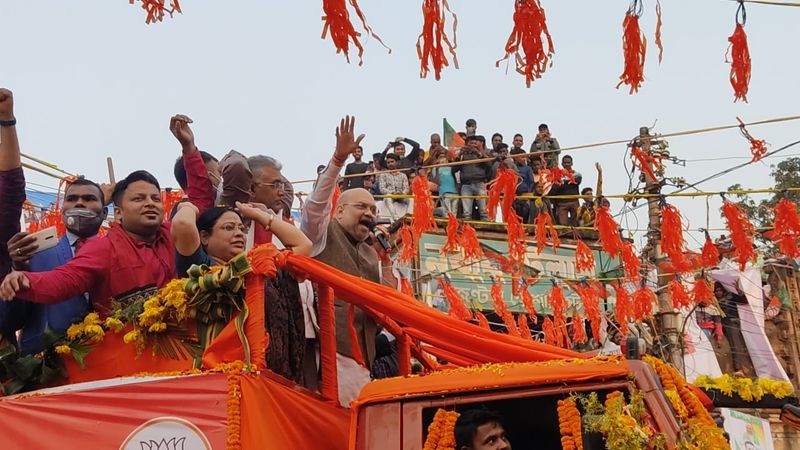<p>তিনটি রোডশো-এর পর দক্ষিণ ২৪ পরগনায় একটি নির্বাচনী জনসভায় অংশ নেবেন। বেলা চারটে নাগাদ দেবীপুরের মাঠে নির্বাচনী সভা করবেন তিনি। </p>