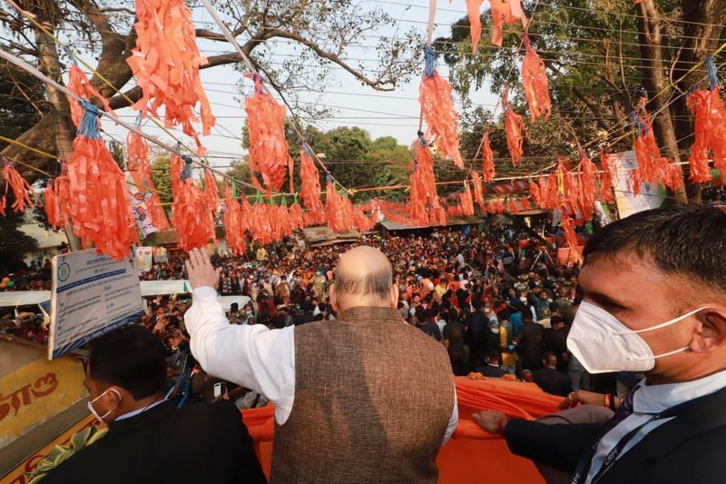 <p>পয়লা এপ্রিল রাজ্যে দ্বিতীয় দফার ভোট গ্রহণ। মঙ্গলবারই শেষ হচ্ছে দ্বিতীয় দফার প্রচার। ব্যাটেল গ্রাউন্ড নন্দীগ্রামে ভোট প্রচারে আসছেন অমিত শাহ। শুভেন্দু অধিকারীর হয় প্রচার করবেন তিনি। অন্যদিকে প্রচারে শেষ দিনে মমতা বন্দ্যোপাধ্যায়ও জনসংযোগের ওপর জোর দেবেন বলেও আশা করছে রাজনৈতিক মহল। </p>