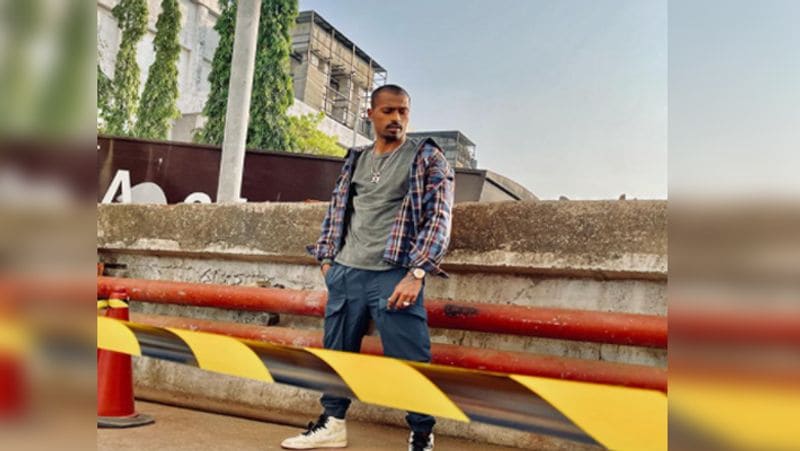 हार्दिक पंड्या भारत के उन खिलाड़ियों में से एक है, जो सिर्फ अपने खेल के लिए ही नहीं बल्कि अपनी लाइफस्टाइल के लिए भी जाने जाते हैं। हाल ही में उनका स्वैग फैंस को काफी पसंद आ रहा है।