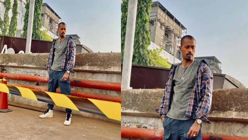 दरअसल, 4 महीने से इंडिया से बाहर रहने के बाद अब हार्दिक अपने शहर मुंबई लौट आए है। ऐसे में मुंबई की सड़कों पर निकलकर उन्होंने अपनी शानदार तस्वीर क्लिक करवाई और अपने इंस्टा अकाउंट पर इसे शेयर की।