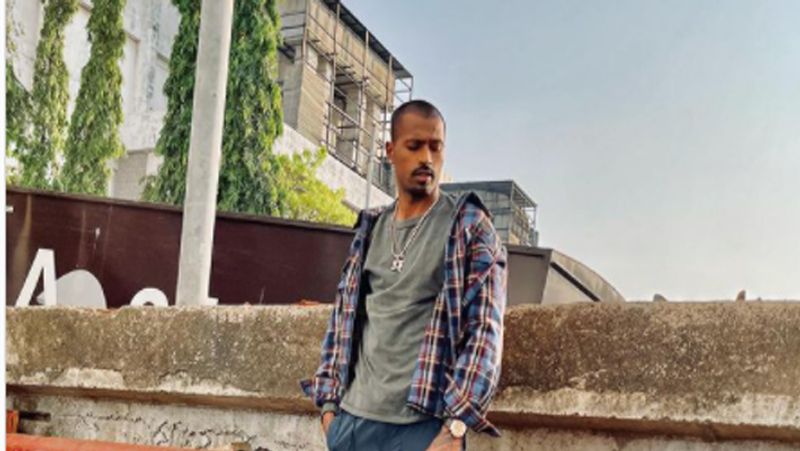 फोटो को शेयर करते हुए हार्दिक ने लिखा- 'एंटी सोशल'। इस तस्वीर में हार्दिक एक बैरिकेट के पीछे खड़े हुए हैं और ग्रे टीशर्ट के साथ उन्होंने चैक्स वाली शर्ट पेयर इन कर रखी है। हाथों में महंगी घड़ी और उंगुठी, साथ ही गले में मोटी सी चेन उनके लुक को कम्पलीट कर रही है।