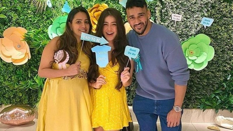 अनीता ने 2013 में बिजनेसमैन रोहित रेड्डी से गोवा में शादी की थी। दोनों की लव स्टोरी बेहद दिलचस्प है। पहली बार दोनों की मुलाकात जिम में हुई थी। इसके बाद वो अक्सर जिम में मिलते थे लेकिन कभी दोनों की बात नहीं हुई और इसी दौरान रोहित को अनीता से प्यार हो गया। 