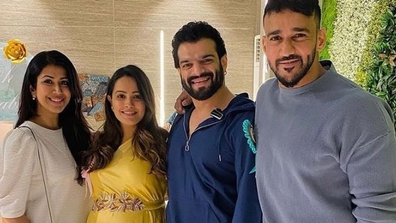 अंकिता भार्गव और करन पटेल के साथ अनीता और रोहित।