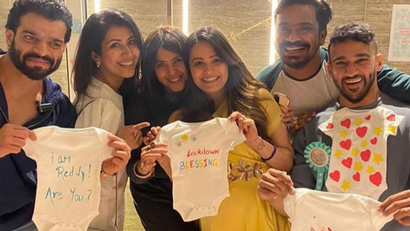 बेबी के कपड़े हाथ में लिए पोज देते करन पटेल, अंकिता भार्गव, एकता कपूर, अनीता और रोहित।