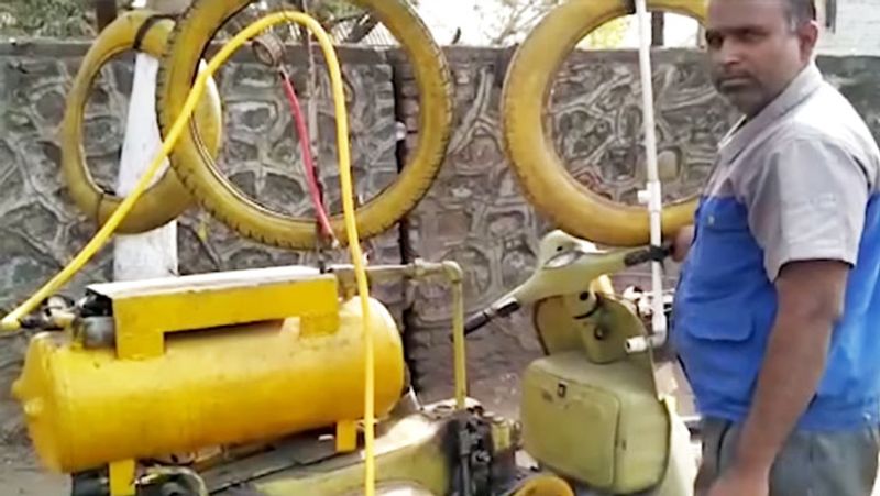 फारुख को अपने स्कूटर का मॉडिफाई करने में करीब 12000 रुपए का खर्चा आया। अब युसूफ पंचर सुधारने के 50 रुपए तक लेते हैं। लोग यह पैसा बिना मुंह बिचकाए देते हैं, क्योंकि उनको ऑन द स्पॉट सुविधा मिल जाती है। आगे पढ़ें इसी की कहानी...
