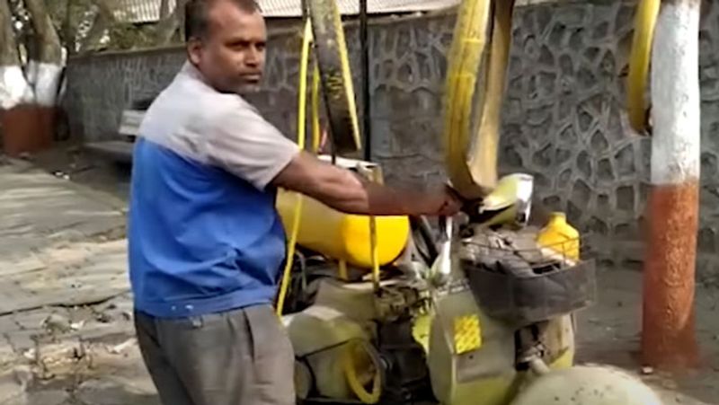 इस यूनिक आइडिया के बाद फारख की कमाई दोगुना हो गई है। पहले वे बमुश्किल 4-5 हजार रुपए कमा पाते थे, लेकिन अब 8-10 हजार रुपए महीना कमा लेते हैं। इससे उनके परिवार का खर्च अच्छे से चल जाता है। आगे पढ़ें-पंचर बनाने वाले के बेटे ने जुगाड़ से बना दी बैट्री से चलने वाली बाइक